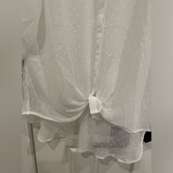 Express Button Down High Low White Clip Dot Top Size Large - Picture 2 of 5